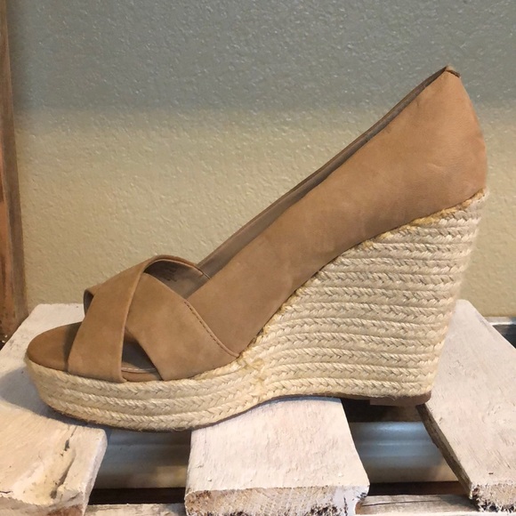 Vince Camuto Natural Wedges - Picture 5 of 8